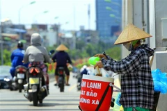 Một người bán hàng rong dưới trời nắng nóng. (Ảnh minh họa: An Đăng/TTXVN)
