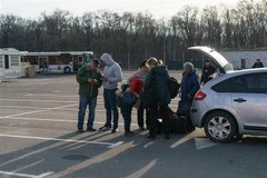 Người dân Ukraine sơ tán từ thành phố Mariupol tới Zaporizhzhia, ngày 29/3. (Ảnh: AFP/TTXVN)