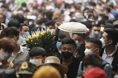 Người dân mang lễ vật đến dâng hương, kính lễ tưởng nhớ công ơn các Vua Hùng vào ngày giỗ Tổ 10/3. (Ảnh: Minh Quyết/TTXVN)