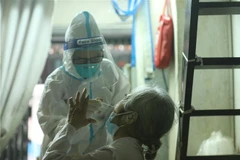 Nhân viên y tế lấy mẫu xét nghiệm cho người dân phường Cửa Đông, quận Hoàn Kiếm, Hà Nội (Ảnh tư liệu). (Ảnh: Minh Quyết/TTXVN)