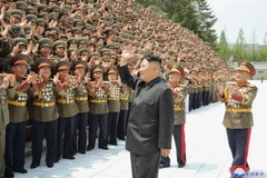 Nhà lãnh đạo Triều Tiên Kim Jong-un (phải, phía trước) trong cuộc gặp các chỉ huy và chính trị viên quân đội tại Bình Nhưỡng. (Ảnh: KCNA/TTXVN)