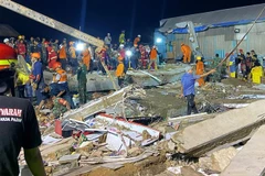 Lực lượng cứu hộ nỗ lực tìm kiếm các nạn nhân tại hiện trường vụ sập siêu thị mini ở huyện Banjar, tỉnh Nam Kalimantan, Indonesia ngày 18/4. ( Ảnh: THX/TTXVN)