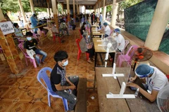 Một điểm tiêm vaccine phòng COVID-19 tại Phnom Penh, Campuchia. (Ảnh: THX/TTXVN)