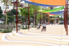 Cung đường bắc ngang qua hồ được sơn những hoạ tiết lượn sóng với màu sắc bắt mắt. (Ảnh: Lê Thùy Dương/TTXVN phát)