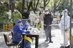 Một điểm xét nghiệm COVID-19 tại Thượng Hải, Trung Quốc ngày 6/4. (Ảnh: Kyodo/TTXVN)