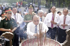 Chủ tịch nước Nguyễn Xuân Phúc dâng hương viếng các Anh hùng liệt sỹ tại Nghĩa trang liệt sỹ quốc gia Trường Sơn. (Ảnh: Thống Nhất/TTXVN)