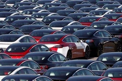 Xe ôtô điện của Tesla tại cảng ở Southampton, Anh. (Ảnh: AFP/TTXVN)