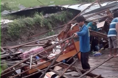 Giông, lốc làm sập nhiều căn nhà của người dân ở huyện Chợ Mới. (Ảnh: TTXVN phát)
