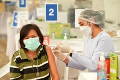 Nhân viên y tế tiêm vaccine phòng COVID-19 cho người dân tại Bangkok, Thái Lan ngày 4/4. (Ảnh: THX/TTXVN)