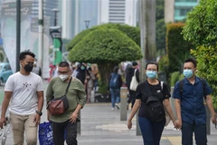 Người dân đeo khẩu trang phòng dịch COVID-19 tại Jakarta, Indonesia. (Ảnh: THX/ TTXVN)