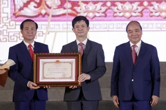 Chủ tịch nước Nguyễn Xuân Phúc trao tặng Huân chương Hồ Chí Minh cho tỉnh Quảng Trị. (Ảnh: Thống Nhất/TTXVN)