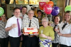 Cụ ông 90 tuổi vẫn hăng say làm nhân viên cho hãng McDonald 