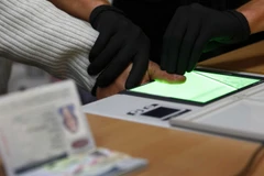 Đức tước thẻ căn cước của các đối tượng tình nghi khủng bố