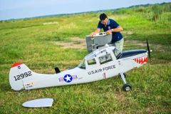 Dù đã xuất hiện từ lâu nhưng những năm gần đây, thú chơi máy bay mô hình khổng lồ mới thu hút sự chú ý của đông đảo người dân Thủ đô. (Ảnh: PV/Vietnam+)