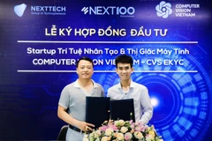 Ông Nguyễn Hoà Bình-Chủ tịch Tập đoàn NextTech- Sáng lập Quỹ Next100 và ông Nguyễn Văn Việt-CEO và Co-Founder Computer Vision Vietnam trong Lễ ký kết hợp đồng đầu tư. (Ảnh: PV/Vietnam+)