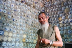 Trong giới mê cổ vật, hiếm có ai 'ăn chơi' bằng ông Nguyễn Văn Trường ở thôn Sơn Kiện, xã Chấn Hưng, huyện Vĩnh Tường, Vĩnh Phúc khi mang toàn bộ đồ cổ thu mua được gắn lên nhà. (Ảnh: Minh Sơn/Vietnam+)