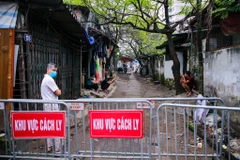 Ngay trong tối 11/3 khi nhận được thông tin có người bị nghi nhiễm COVID-19 lực lượng chức năng phường Dịch Vọng (Quận Cầu Giấy, Hà Nội) đã tiến hành phong toả khu vực ngõ 165 Cầu Giấy. (Ảnh: Minh Sơn/Vietnam+)