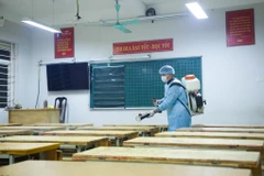 Trước diễn biến phức tạp của dịch bệnh viêm đường hô cấp do chủng mới của virus corona gây ra, tối 31/1 trường Tiểu học Mậu Lương (Hà Đông, Hà Nội) đã tiến hành phun thuốc khử trùng toàn bộ khuôn viên nhà trường. (Ảnh: Minh Sơn/Vietnam+)