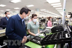 Bộ trưởng Bộ Lao động-Thương binh và Xã hội Đào Ngọc Dung kiểm tra, nắm tình hình lao động, việc làm và việc triển khai phòng chống dịch viên đường hô hấp cấp COVID-19 tại Công Ty TNHH Samsung Electronics Việt Nam giữa tháng 3/2020. (Ảnh: Anh Tuấn/TTXVN)
