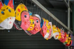 Trong những năm gần đây, mọi người dân Việt Nam cũng như du khách nước ngoài ưa chuộng sản phẩm truyền thống hơn bởi sự đa dạng trong sản phẩm. Đặc biệt là đồ chơi làm bằng giấy bồi, hồ dán từ bột sắn nên không độc hại, thân thiện với môi trường. (Ảnh: Vi