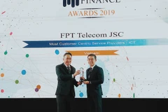 Ông Hoàng Việt Anh - Tổng Giám đốc FPT Telecom nhận kỷ niệm chương từ ban tổ chức. (Ảnh: FPT Telecom)