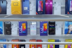 Những mẫu Vsmart trên kệ một cửa hàng bán lẻ smartphone tại Việt Nam. (Ảnh minh hoạ)