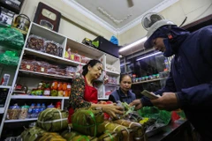 Là một trong những cửa hàng nổi tiếng với nhiều đời làm giò chả, bánh chưng của Hà Nội, cứ mỗi dịp Tết đến là cửa hàng Quốc Hương ở Hàng Bông (quận Hoàn Kiếm) lại đông nghịt khách. (Ảnh: Minh Sơn/Vietnam+)