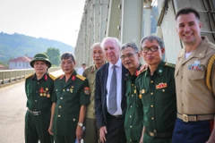 Sáng 29/6, Đại sứ Hoa Kỳ tại Việt Nam Daniel J. Kritenbrink đã đến và tham quan cầu Hàm Rồng (Thanh Hoá) cùng với các cựu binh hai nước Hoa Kỳ và Việt Nam. (Ảnh: Minh Sơn/Vietnam+)