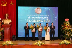 Ba nhà khoa học được nhận giải thưởng Tạ Quang Bửu năm 2020. (Ảnh: PV/Vietnam+)
