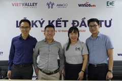 Chủ tịch Viet Valley Ventures (thứ hai từ trái sang) cùng đại diện ba start-up nhận được đầu tư. (Ảnh: PV/Vietnam+) 