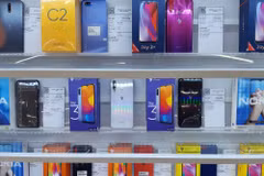 Những mẫu Vsmart trên kệ một cửa hàng bán lẻ smartphone tại Việt Nam. (Ảnh minh hoạ)