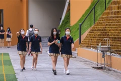 Sáng 4/5, toàn bộ các trường học tại Hà Nội đã tổ chức cho học sinh Trung học cơ sở và Trung học phổ thông đi học lại sau thời gian dài nghỉ để phòng chống dịch COVID-19. (Ảnh: Minh Sơn/Vietnam+)