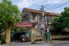 Khu tập thể 3 tầng thuộc phường Nguyễn Trãi, quận Hà Đông, thành phố Hà Nội được xây dựng từ năm 1976 đang trở nên ngày càng nguy hiểm trước sự xuống cấp trầm trọng. (Ảnh: Quang Hưng/Vietnam+)