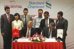 Lãnh đạo hai bên ký kết. (Nguồn: Standard Chartered).
