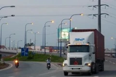 Xe lưu thông trên xa lộ Hà Nội. (Ảnh: Hoàng Hải/TTXVN).