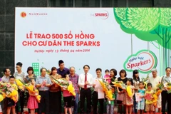 Lãnh đạo Tập đoàn trao sổ hồng cho khách hàng tại khu đô thị The Sparks. (Nguồn: Nam Cường).