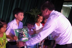 VPBank tặng 1.000 suất học bổng và cặp sách cho học sinh