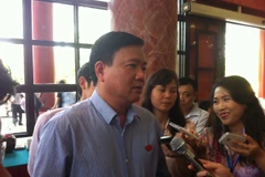 Bộ trưởng Đinh La Thăng trả lời phỏng vấn bên lề Quốc hội. (Ảnh: V.H/Vietnam+).