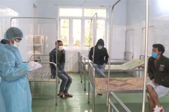 Lực lượng chức năng tỉnh Quảng Bình điều tra truy vết, triển khai các biện pháp phòng dịch kịp thời liên quan đến 3 trường hợp nhập cảnh trái phép. (Ảnh: Võ Dung/TTXVN)