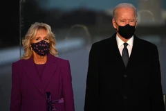 Tổng thống đắc cử Mỹ Joe Biden (phải) cùng phu nhân Dr. Jill Biden trong lễ tưởng niệm các nạn nhân COVID-19 tại đài tưởng niệm Lincoln ở Washington, DC ngày 19/1/2021. (Ảnh: AFP/TTXVN)