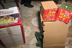 Hai thùng pháo bị lực lượng chức năng Lào Cai thu giữ. (Ảnh: TTXVN phát)