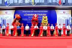 Quang cảnh lễ cắt băng khánh thành Dự án xây dựng chung cư HH4 Đồng Quốc Bình. (Ảnh: TTXVN)