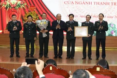  Thủ tướng Chính phủ Nguyễn Xuân Phúc trao Bằng khen của Thủ tướng tặng Thanh tra Chính phủ. (Ảnh: Văn Điệp/TTXVN)