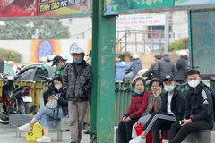 Người lớn tuổi là những đối tượng dễ bị tổn thương bởi dịch COVID-19, nhưng nhiều người vẫn còn chủ quan với việc không đeo khẩu trang hoặc đeo khẩu trang không đúng cách (ảnh chụp lúc 11h ngày 29/1/2021 tại Bến xe buýt Long Biên).(Ảnh: Hoàng Hiếu/TTXVN)