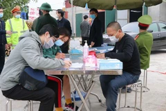 Người dân khai báo y tế tại chốt kiểm soát dịch bệnh xã Nghĩa Đạo, huyện Thuận Thành, tỉnh Bắc Ninh. (Ảnh: Thanh Thương/TTXVN)