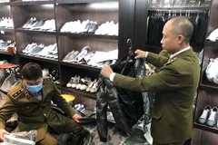 Các sản phẩm được bày bán đều có dấu hiệu giả mạo các thương hiệu thời trang nổi tiếng thế giới. (Nguồn: dms.gov.vn)