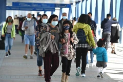 Người dân đeo khẩu trang phòng dịch COVID-19 tại Hong Kong, Trung Quốc ngày 29/12/2020. (Ảnh: THX/TTXVN)