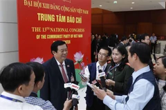 Ông Bùi Văn Nghiêm (Đoàn đại biểu Đảng bộ tỉnh Vĩnh Long) trả lời phỏng vấn của phóng viên các cơ quan thông tấn, báo chí. (Ảnh: TTXVN)