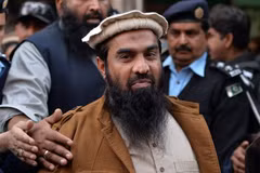 Nhân viên an ninh Pakistan áp giải Zaki-ur-Rehman Lakhvi - kẻ bị tình nghi lên kế hoạch cho các vụ tấn công khủng bố tại Mumbai (Ấn Độ) vào năm 2008 rời tòa án ở Islamabad, Pakistan, ngày 1/1/2015. (Ảnh: AFP/TTXVN)