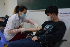 Ngày hội hiến máu tình nguyện thu hút đông đảo sinh viên, cán bộ tham gia. (Ảnh: Văn Dũng/TTXVN)